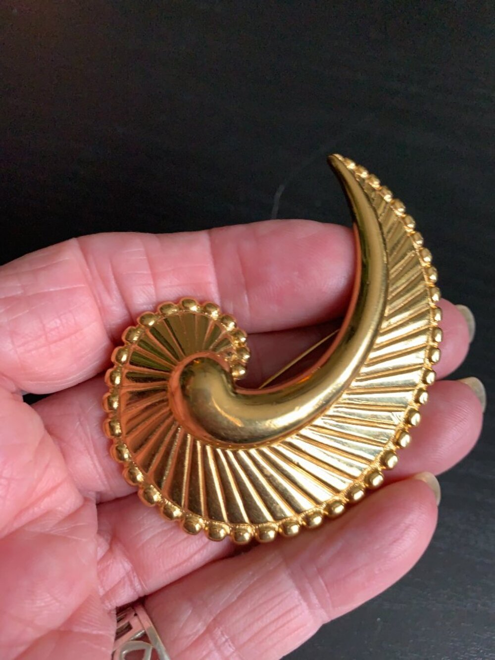 Monet Gold Shell Brooch - Picture 3 of 5